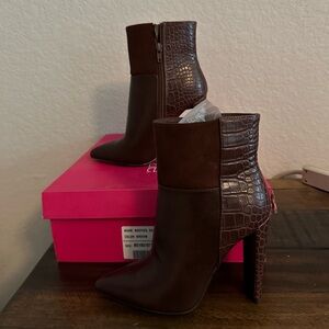 Brown Leather like / suede Boots